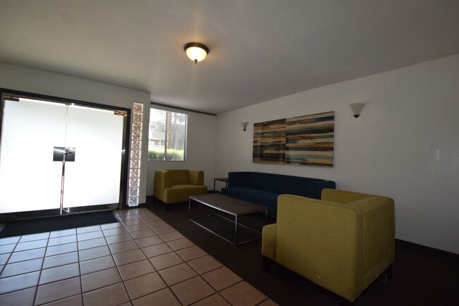 5036 Coldwater Canyon Ave, Unit 305 in Los Angeles, CA - Foto de edificio - Building Photo