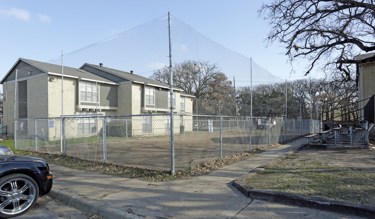 La Hacienda Apartments in Dallas, TX - Foto de edificio