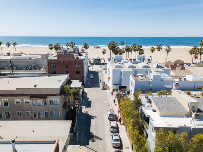 42 Brooks Ave in Venice, CA - Building Photo - Building Photo