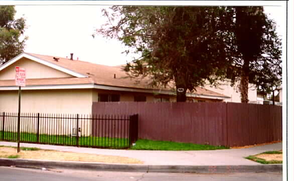 1821 Cedar St in Santa Ana, CA - Building Photo