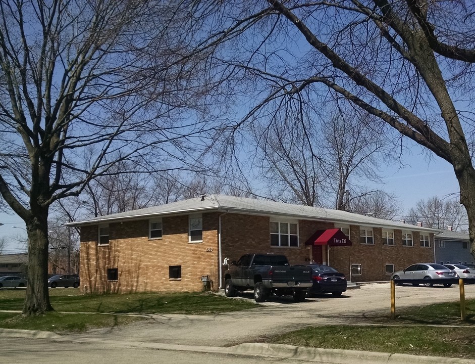 829 Greenbrier in Dekalb, IL - Building Photo