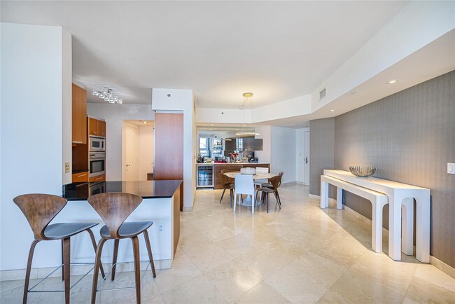 400 Alton Rd, Unit # 1207 in Miami Beach, FL - Building Photo - Building Photo