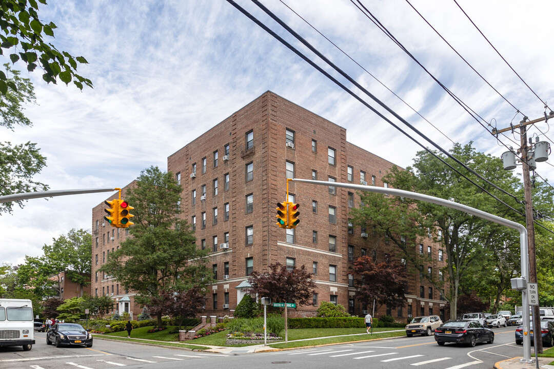 21 Barstow Rd in Great Neck, NY - Building Photo