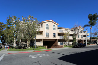 Tradewinds Apartments in Santa Ana, CA - Building Photo - Building Photo