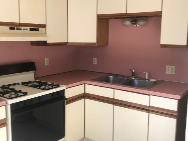 8 Auburn Ave, Unit 10 Auburn Ave in Johnston, RI - Foto de edificio - Building Photo