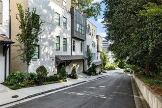 1819 Huntington Hills Ln NW in Atlanta, GA - Building Photo - Building Photo