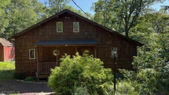109 Vista Dr in Highland Lakes, NJ - Building Photo