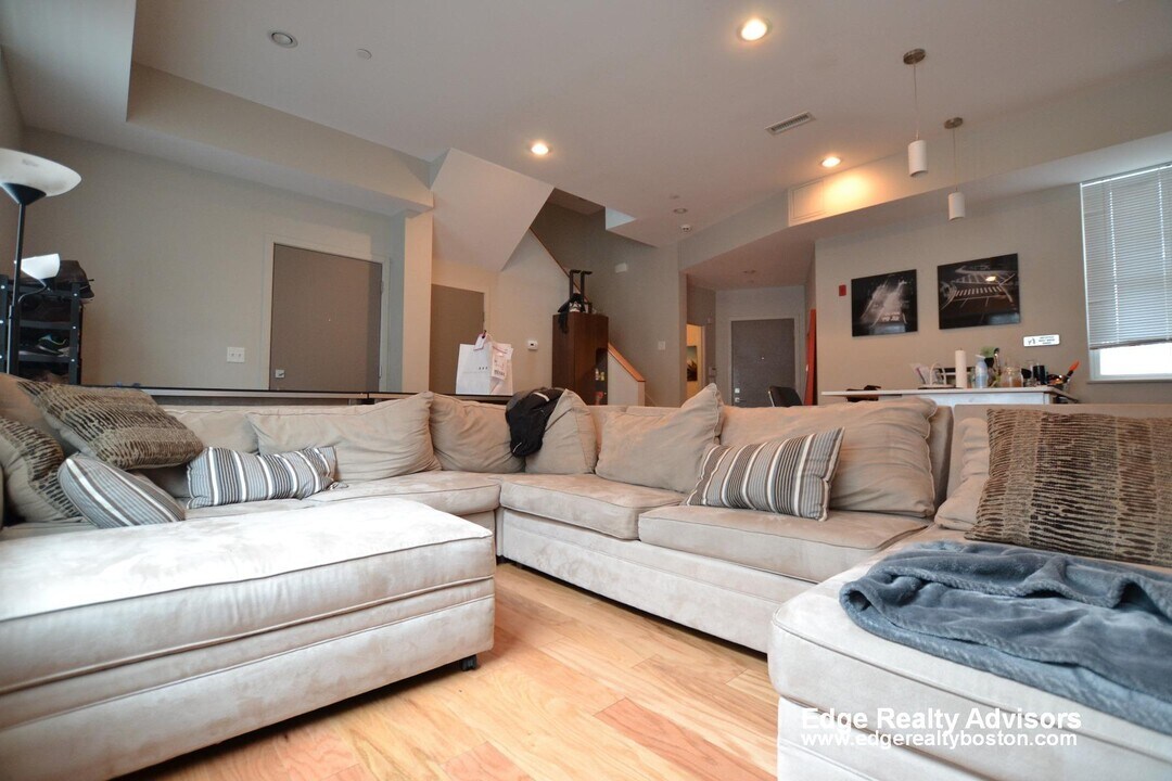 51 Glenville Ave, Unit 3 in Boston, MA - Foto de edificio