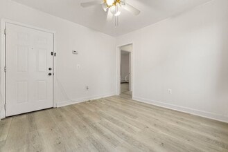 221 Quincy Ave in Kearny, NJ - Foto de edificio - Building Photo