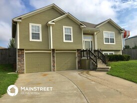 1613 NW Hilltop Ln in Grain Valley, MO - Building Photo