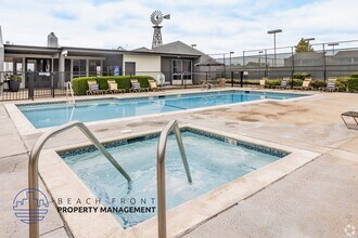 The Windmill Apartments in Westminster, CA - Foto de edificio - Building Photo