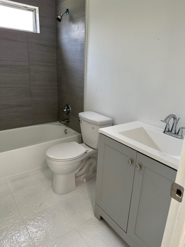 4051 NE 4th Ave in Pompano Beach, FL - Building Photo - Building Photo