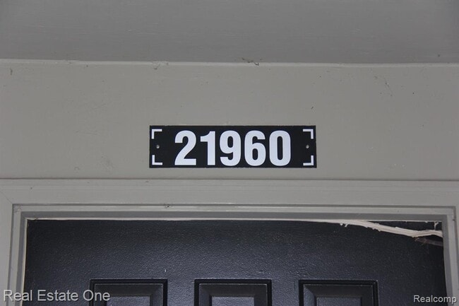 21960 Indian Creek Dr in Farmington Hills, MI - Building Photo - Building Photo