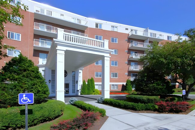 Towers of Colonie in Albany, NY - Foto de edificio - Building Photo