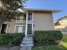 700 W Walnut Ave in Orange, CA - Building Photo