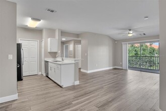 5467 Vineland Rd in Orlando, FL - Building Photo - Building Photo