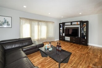 11 Otsego Ave in Dix Hills, NY - Building Photo - Building Photo