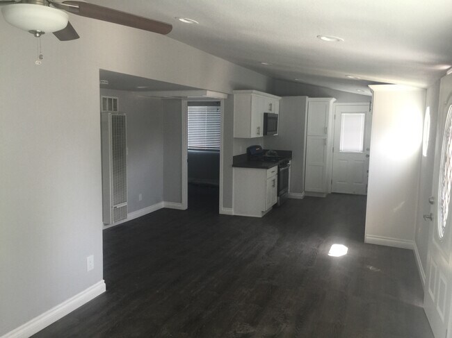 226 N Lincoln Ave in Fullerton, CA - Building Photo - Building Photo