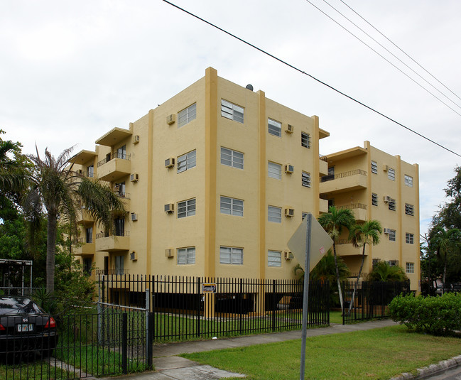 1040 NW 4th St in Miami, FL - Foto de edificio - Building Photo