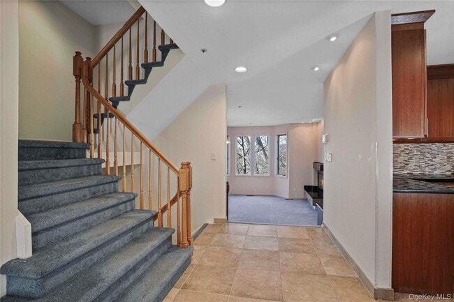 208 Boulder Ridge Rd in Scarsdale, NY - Building Photo - Building Photo