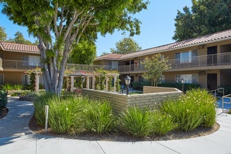 Camino Pueblo and El Rancho Apartment Homes in Placentia, CA - Foto de edificio - Building Photo