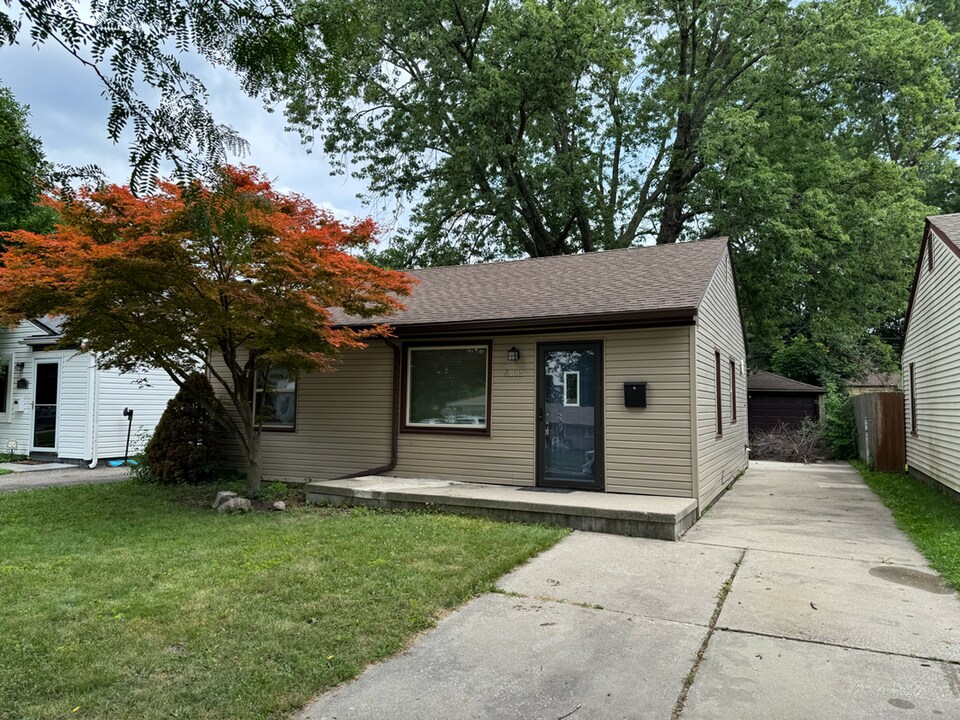 6102 Harrison St in Garden City, MI - Building Photo