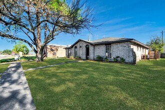 8011 La Roche Ln in Houston, TX - Building Photo - Building Photo