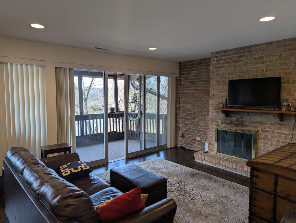 5529 E Lake Dr, Unit F in Lisle, IL - Foto de edificio