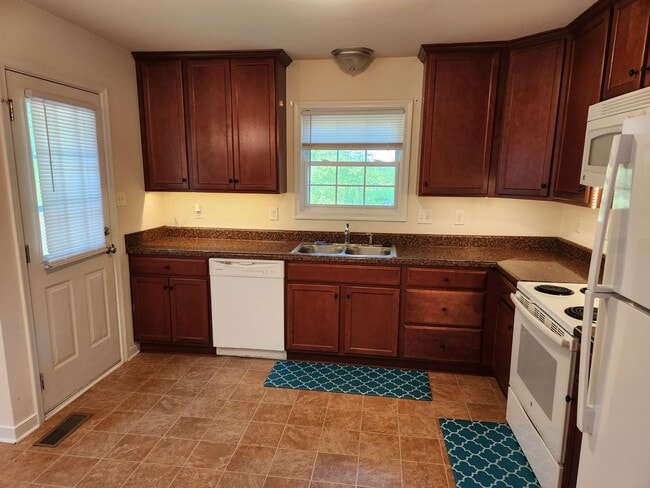 138 Gene Rd in Blackstone, VA - Foto de edificio - Building Photo