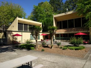 Oak Creek Apartments in Avondale Estates, GA - Foto de edificio - Building Photo