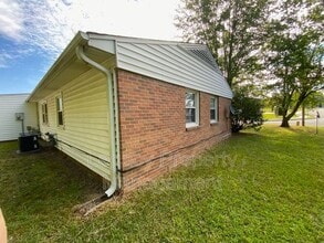 1202 Melrose Dr in Burlington, NC - Building Photo - Building Photo
