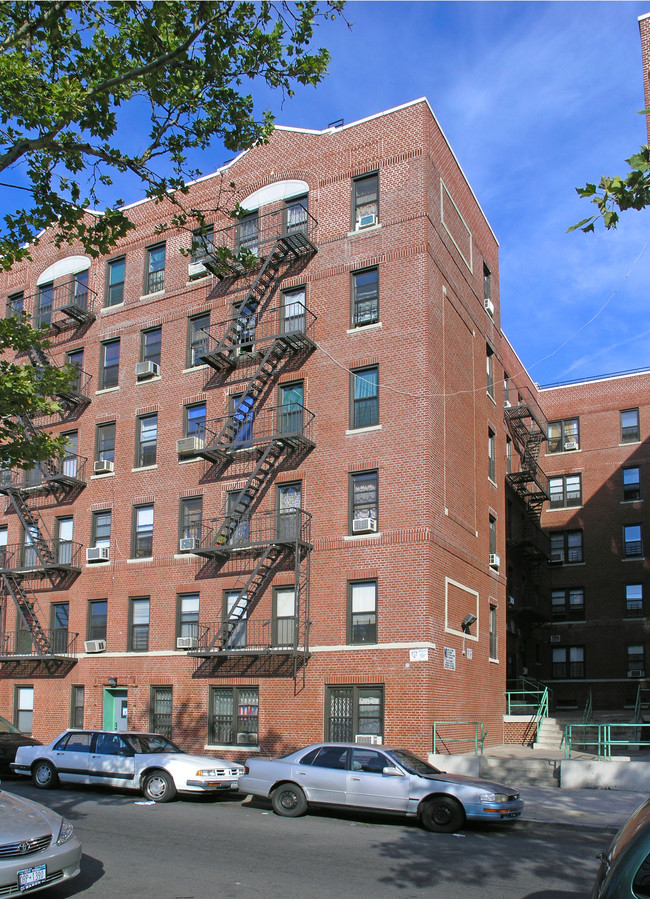 Crotona Estates in Bronx, NY - Foto de edificio - Building Photo