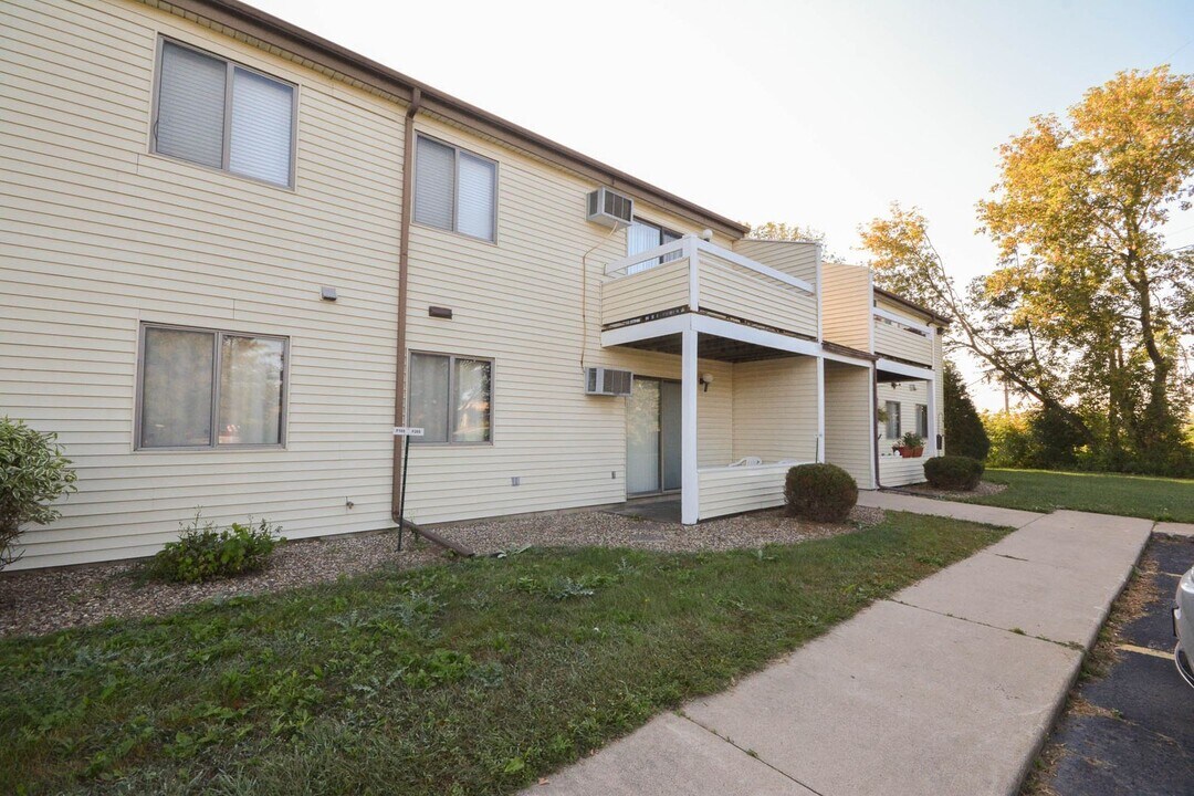 2312 Valleyhigh Dr NW in Rochester, MN - Building Photo