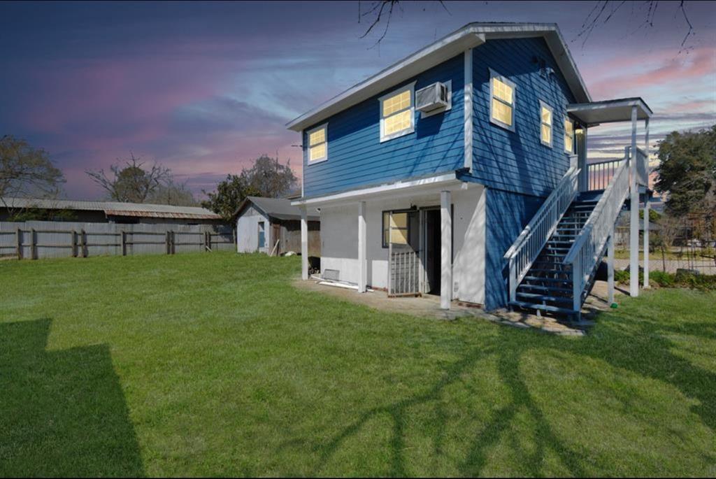 7919 Brays St in Houston, TX - Building Photo