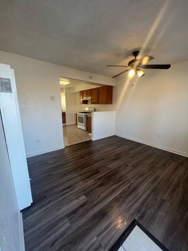 530 K St-Unit -530 K St - Apt. B in Bakersfield, CA - Foto de edificio - Building Photo
