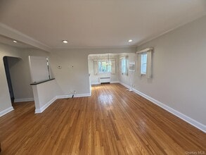 147 Primrose Dr in North New Hyde Park, NY - Building Photo - Building Photo