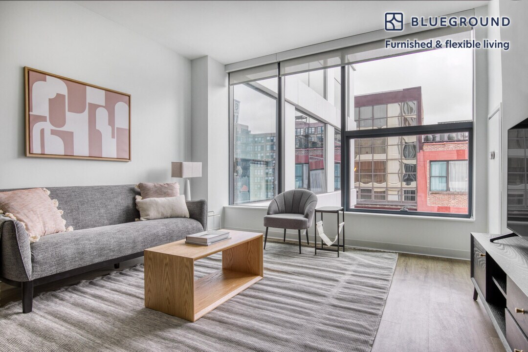 808 W Van Buren St-Unit -FL7-ID533 in Chicago, IL - Building Photo