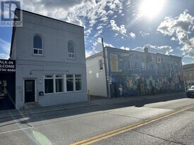 9 Wellington St E in Aurora, ON - Building Photo