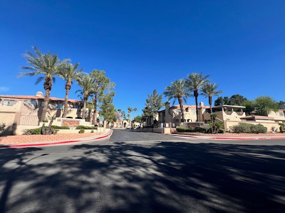 1851 Hillpointe Rd in Henderson, NV - Building Photo