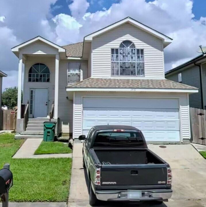 1920 Lac La Belle Dr in Harvey, LA - Building Photo