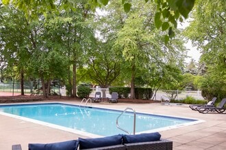 Whispering Winds Apartments in Rochester Hills, MI - Building Photo - Building Photo