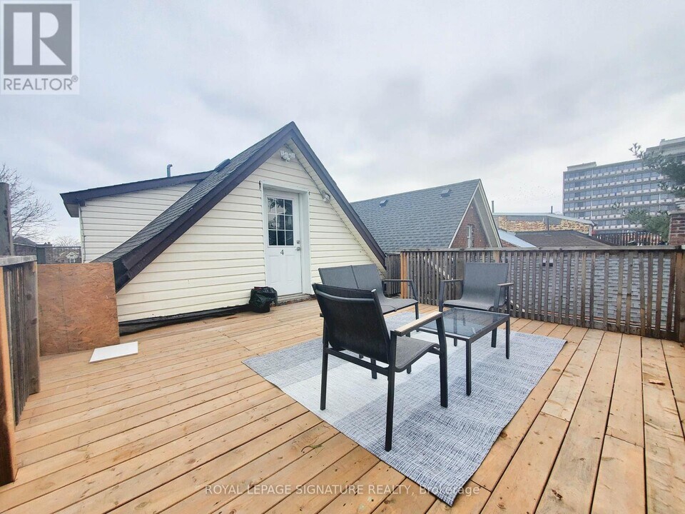 77 Victoria Ave N in Hamilton, ON - Building Photo