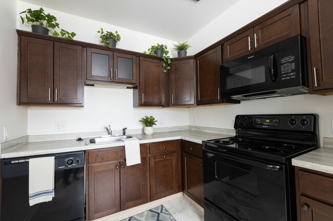 MadGrey Apartments in Lansing, MI - Foto de edificio - Building Photo