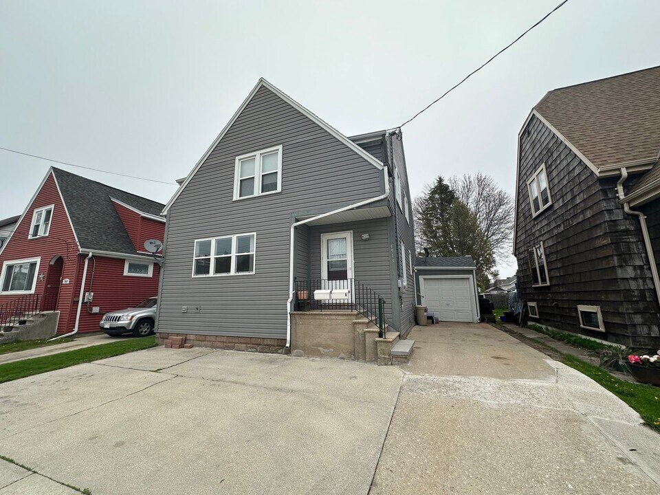 1913 Madison St in Two Rivers, WI - Building Photo