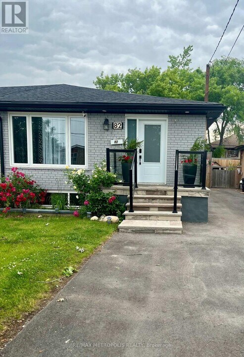 82 Lanyard Rd in Toronto, ON - Building Photo