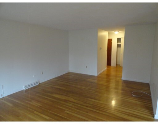 19 Kippy Dr-Unit -1 in Newton, MA - Building Photo