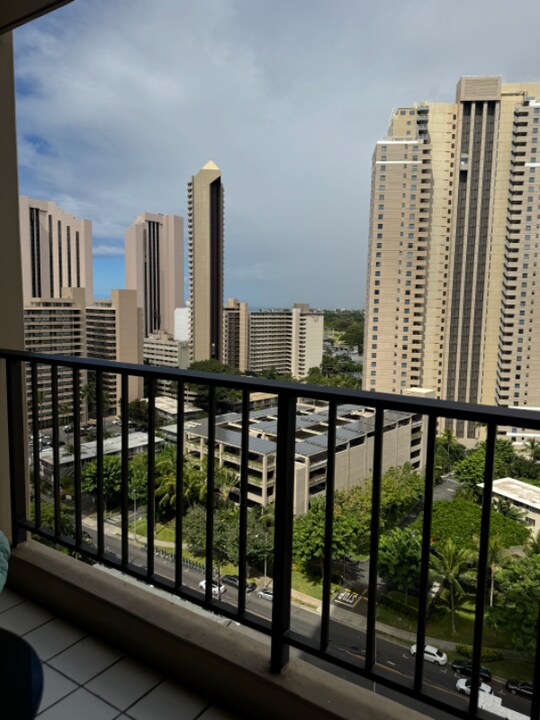 411 Hobron Ln in Honolulu, HI - Building Photo