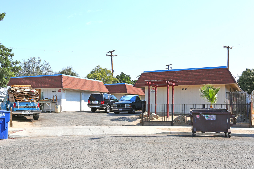 4849 E University Ave in Fresno, CA - Building Photo