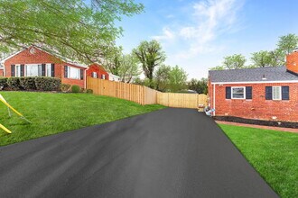 3233 Apex Cir, Unit #B in Falls Church, VA - Foto de edificio - Building Photo