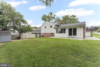 439 Burns Dr in Springfield, PA - Foto de edificio - Building Photo